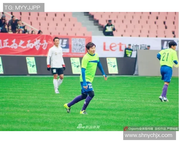 足球明星携儿子共赏精彩比赛瞬间温馨互动视频记录父子情深