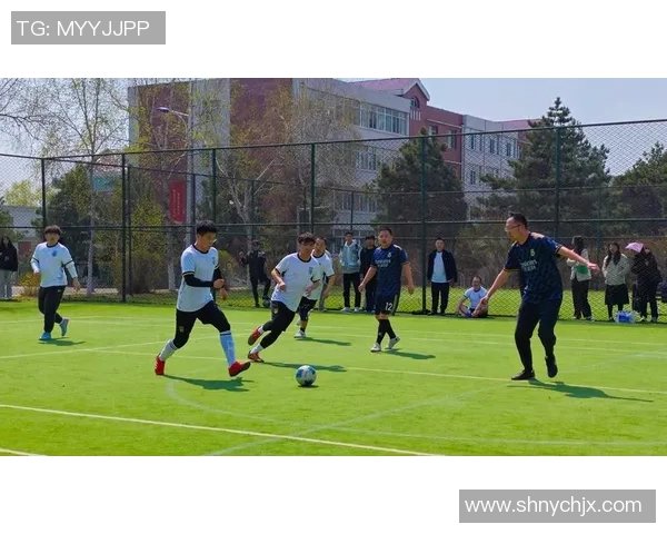 青春岁月中的足球明星们如何塑造了我们的梦想与激情