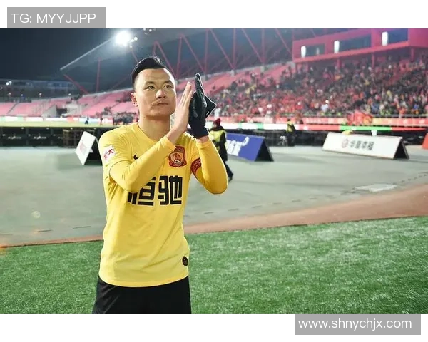 铁血精神与积极态度铸就的足球明星传奇之路与成就分享